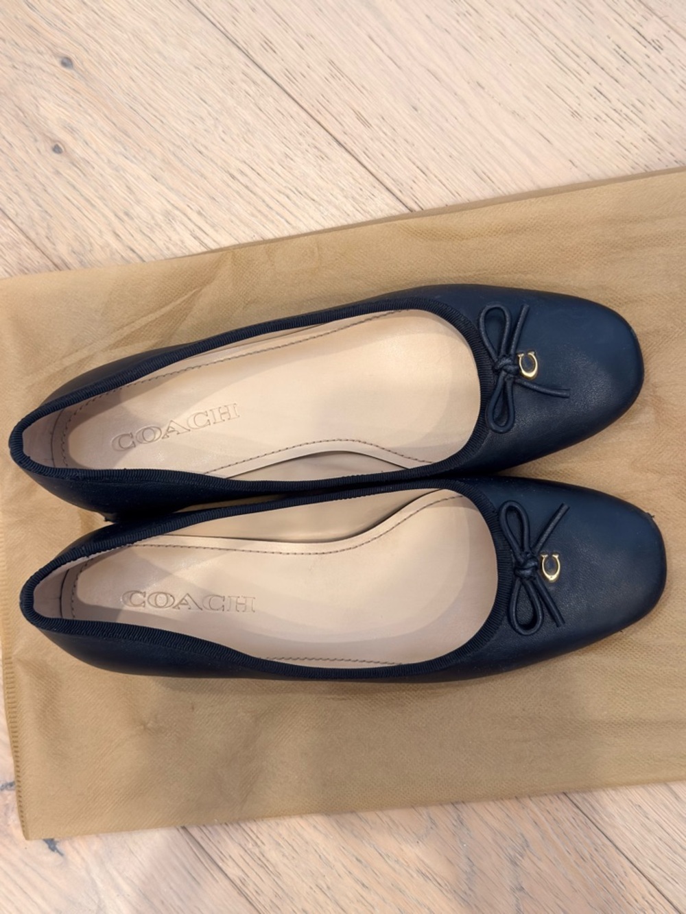 COACH Black Leather Ballet Pumps with Bow and Gold Accent (Size 7)